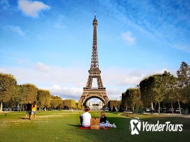 Eiffel Tower Guided Tour with Binoculars Eiffel Tower Guided Tour with Binoculars
