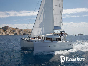 Private Tour: Lagoon 400 Sailing in Santorini with Lunch and Drinks Private Tour: Lagoon 400 Sailing in Santorini with Lunch and Drinks