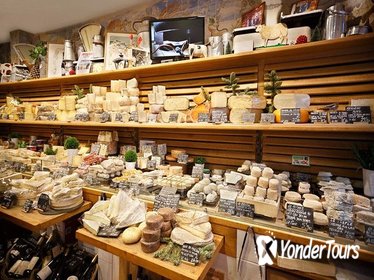 Small-Group March e d'Aligre Food Walking Tour in Paris